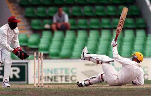 Windies 'keeper Junior Murray attempts a stumping